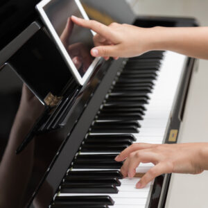 piano intermedio agios music academy mujer tocando piano