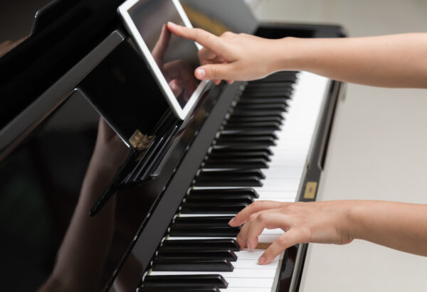 piano intermedio agios music academy mujer tocando piano